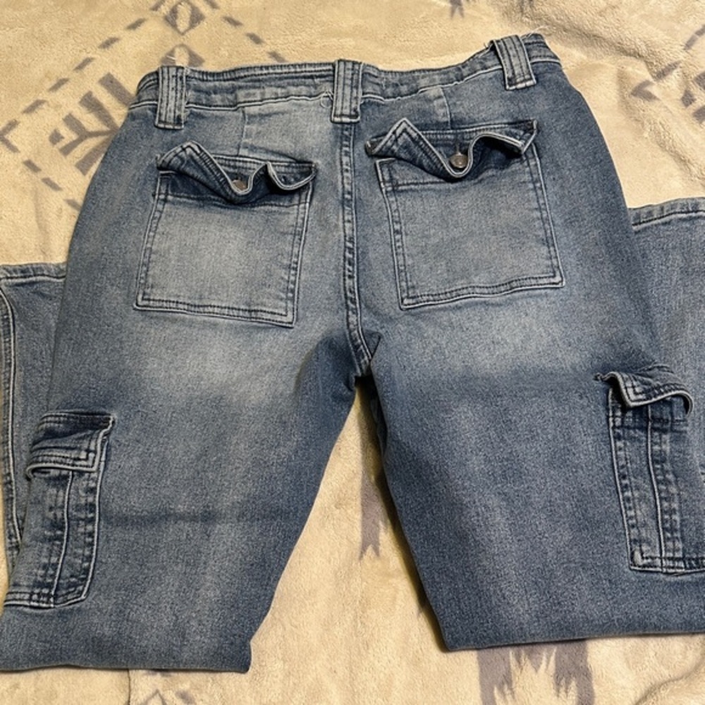 A96.  KanCan Women's light blue Ankle Jeans with cargo pockets size 27